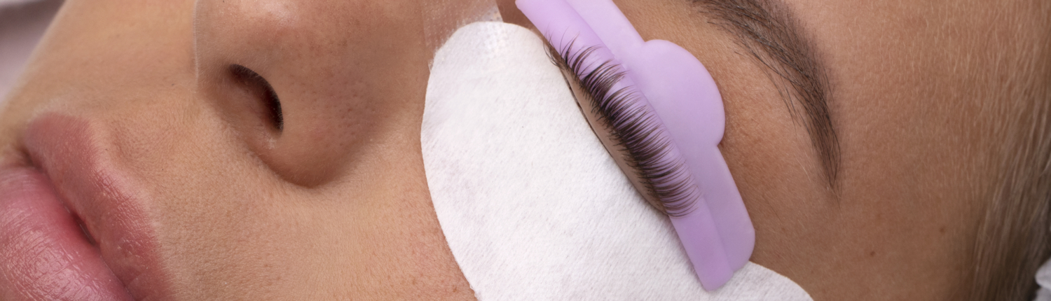 frau-mit-augenklappen-im-hohen-winkel