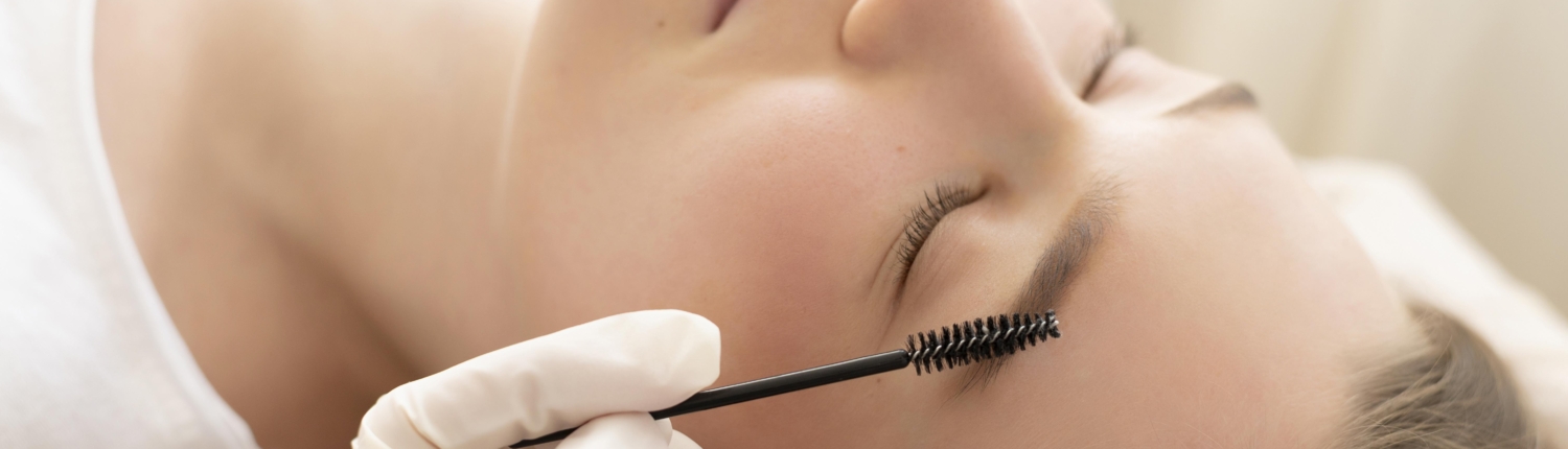 frau-die-eine-augenbrauenbehandlung-erhalt